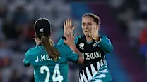 New Zealand stay in the hunt with last-gasp win over Ireland