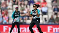 LIVE: Silva takes Sri Lanka within striking distance