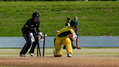 WICKET: Elyse Villani is bowled by Amelia Kerr for a duck