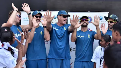 Adrian_Birrell_with_South_Africa_players_at_a_Cricket_for_Good_clinic_in_Nagpur