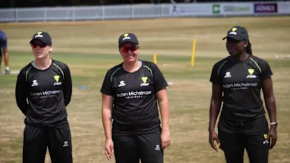 Heather Knight gets a Hindi lesson from Smriti Mandhana