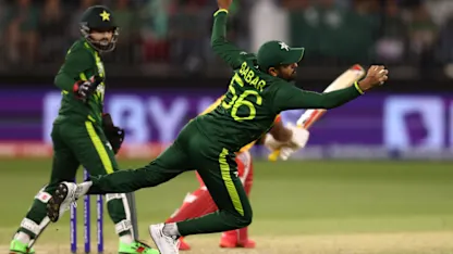 Screamer! Babar Azam takes a sharp reflex catch at first slip | T20WC 2022