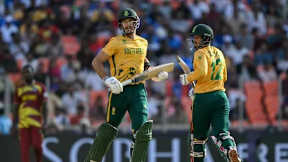 Aiden Markram and Quinton de Kock run between the wickets