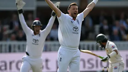 England bowlers come up good to rattle Pakistan on Day 2
