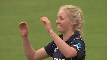 WICKET:  Hannah Rowe nabs Javeria Wadood and Nain Abidi off consecutive deliveries