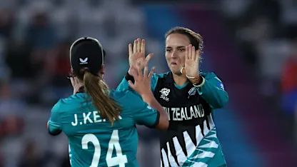 New Zealand stay in the hunt with last-gasp win over Ireland