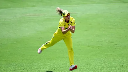 Ellyse Perry takes a good catch