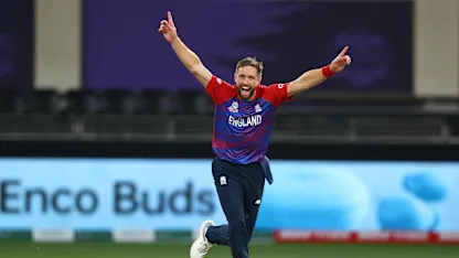 Woakes traps Maxwell for 6