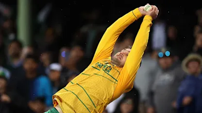 Rilee Rossouw leaps high to catch Iftikhar Ahmed on the boundary | T20WC 2022