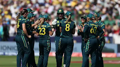 LIVE: Australia keep the pressure on England