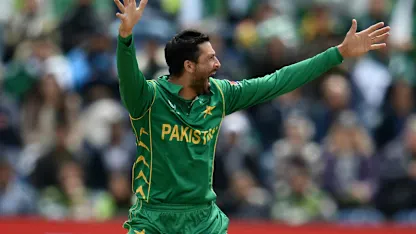 WICKET: de Silva falls to Junaid for 1