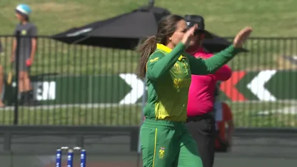 WICKET: Amelia Kerr caught in front after slow sweep