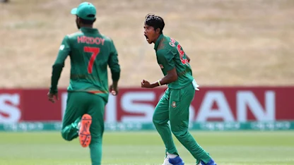 Logo of Qazi Onik slips one through the defences of Prithvi Shaw