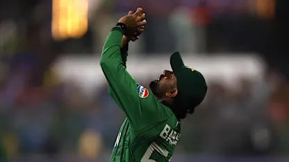 Babar Azam catches Pandya out