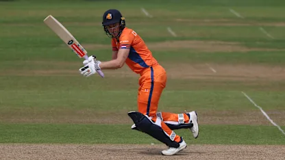 LIVE: De Leede fight back for Netherlands