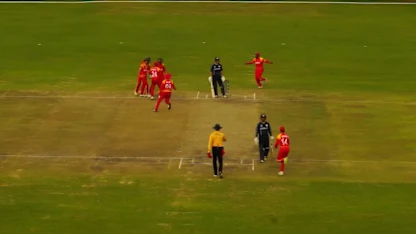 Hear the roar of the crowd as George Munsey is caught by Brendan Taylor!