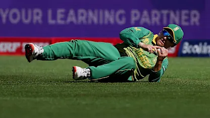 Mignon Du Preez takes a screamer to remove Haynes