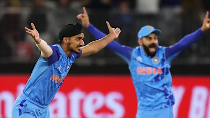 Arshdeep Singh and Virat Kohli of India appeal for the wicket of Rilee Rossouw of South Africa 1920x1080