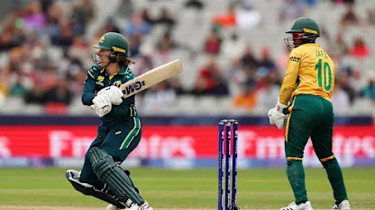 LIVE: South Africa keep up the pressure against Australia