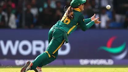 Sune Luus takes splendid diving grab to remove Melie Kerr | CWC25