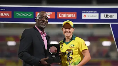 Logo of Alyssa Healy of Australia is presented with the Player of the Tournament award by Sir Viv Richards.