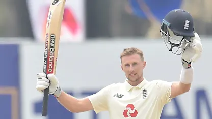 Joe Root raises bat after got his 19th test hundred