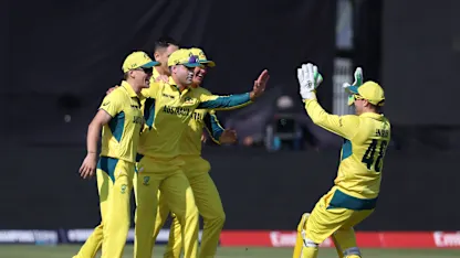 Logo of Carey takes a ripper without gloves | AUS v ENG | Champions Trophy 2025