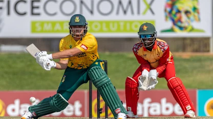 Splendid win boosts South Africa's tri-series final chances