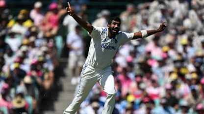 LIVE: Fast bowlers drag India back as Smith approaches magic mark