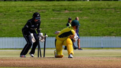 WICKET: Elyse Villani is bowled by Amelia Kerr for a duck