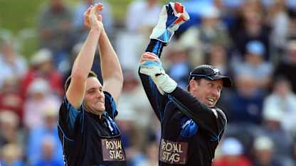 Mitchell McClenaghan and Luke Ronchi
