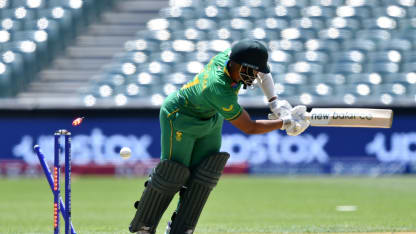 Temba Bavuma exposes his stumps and Paul van Meekeren crashes them down | T20WC 2022