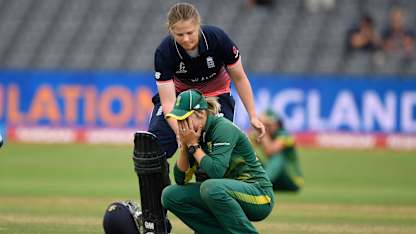 Anya Shrubsole and Dane van Niekerk