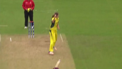 WICKET: Deandra Dottin falls to Ellyse Perry for 29