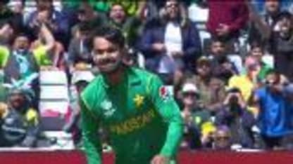 WICKET: Quinton de Kock is dismissed by Mohammad Hafeez for 33