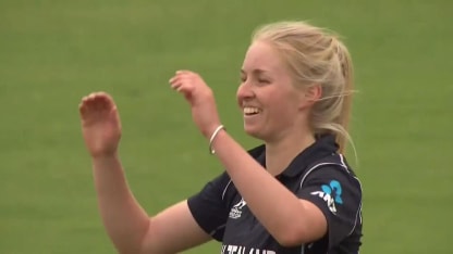 WICKET:  Hannah Rowe nabs Javeria Wadood and Nain Abidi off consecutive deliveries