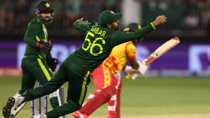 Babar Azam takes a sharp one-handed catch to dismiss Regis Chakabva | T20WC 2022