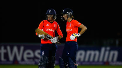 Charlotte Edwards - Sarah Taylor.jpg