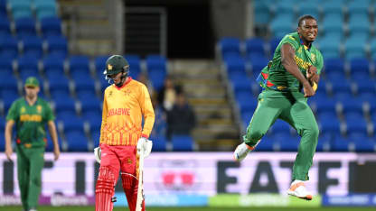 Quinton de Kock reaches high to get a hand to a Sikandar Raza nick | T20WC 2022