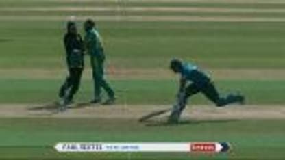 De Villiers direct hit run out
