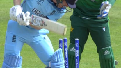 CWC19: Eng v Pak - Mohammad Hafeez bowls Eoin Morgan