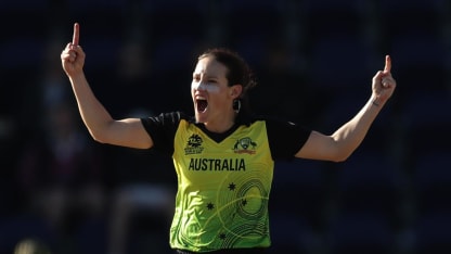 WT20WC: Aus v NZ - Schutt takes her third wicket of the day