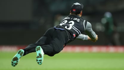 Phillips defies physics with stunning grab! T20WC 2022
