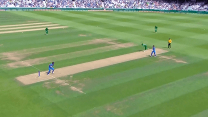 WICKET: Amir dismisses Kohli after reprieve