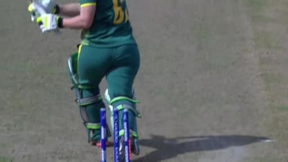 WICKET: Lizelle Lee is bowled by Anya Shrubsole