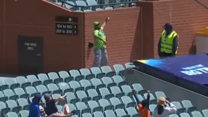 Unbelievable one-handed crowd catch in Adelaide | T20 World Cup 2022