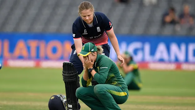 Anya Shrubsole and Dane van Niekerk
