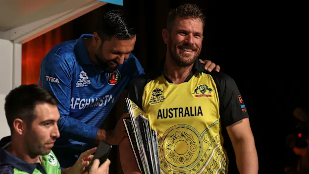 Aaron-Finch-trophy