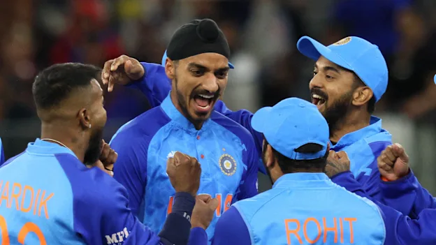 India's Arshdeep Singh (C) celebrates with teammates after the dismissal of South Africa's Rilee Rossouw 1920x1080