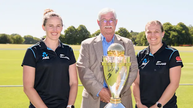 Amy Satterthwaite and Lea Tahuhu with Sir Richard Hadlee